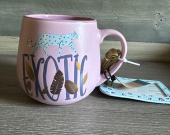 NWT-Exotic MUG Etichetta per bagaglio Leopard Cheetah Ceramica Gatto blu su rosa Dettagli dorati
