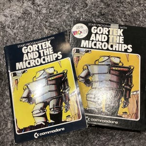 Könnte beinhalten: Zwei Vintage-Computer-Programmierbücher für den Commodore VIC-20 mit dem Titel "Start Programming with Gortek and the Microchips". Die Cover zeigen eine Roboterillustration auf gelbem Hintergrund. Das Commodore-Logo ist sichtbar.