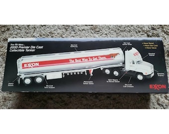 Miniatura colecionável de caminhão-tanque Exxon Premier, modelo 2000, em metal fundido - Caixa lacrada, em perfeito estado.