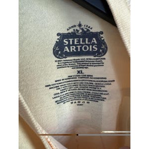 Camiseta vintage Stella Beer 600 Years, amarilla, talla XL, de algodón, Urban Outfitters imagen 3
