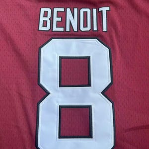 Puede incluir: Una camiseta de f&uacute;tbol granate con el nombre "BENOIT" en letras blancas en bloque sobre el n&uacute;mero "8". El n&uacute;mero es blanco con un contorno negro.