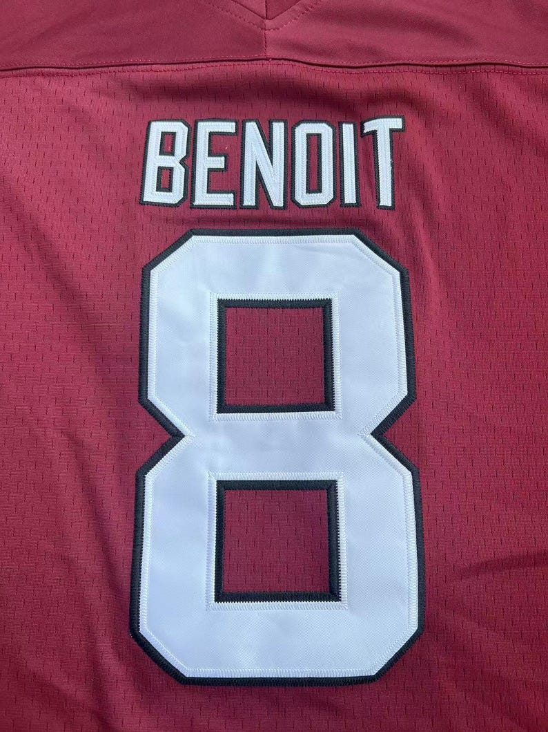 Puede incluir: Una camiseta de f&uacute;tbol granate con el nombre "BENOIT" en letras blancas en bloque sobre el n&uacute;mero "8". El n&uacute;mero es blanco con un contorno negro.