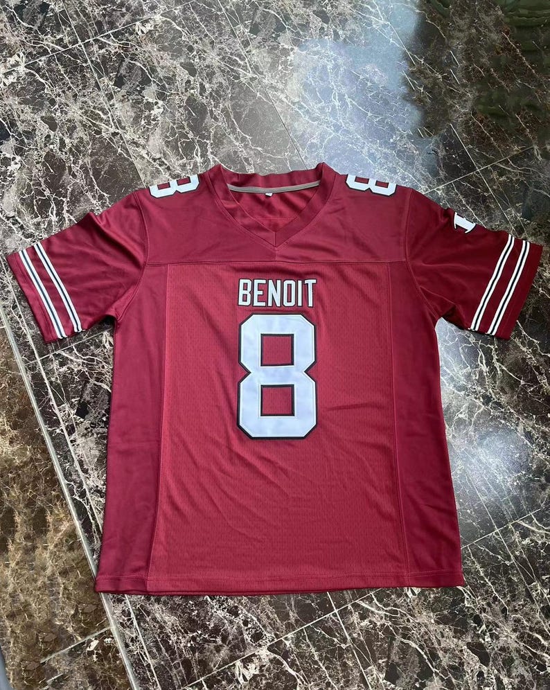 Puede incluir: Una camiseta de f&uacute;tbol granate con el nombre "BENOIT" y el n&uacute;mero "8" en letras blancas. La camiseta tiene cuello en V y rayas blancas en las mangas. La camiseta est&aacute; hecha de un material atl&eacute;tico transpirable.