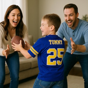 Puede incluir: Un ni&ntilde;o con una camiseta de f&uacute;tbol azul y amarilla con el nombre "TOMMY" y el n&uacute;mero "25" juega al f&uacute;tbol con dos adultos. El ni&ntilde;o sostiene un bal&oacute;n de f&uacute;tbol marr&oacute;n y los tres sonr&iacute;en.