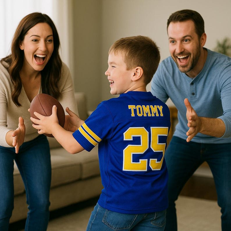 Puede incluir: Un ni&ntilde;o con una camiseta de f&uacute;tbol azul y amarilla con el nombre "TOMMY" y el n&uacute;mero "25" juega al f&uacute;tbol con dos adultos. El ni&ntilde;o sostiene un bal&oacute;n de f&uacute;tbol marr&oacute;n y los tres sonr&iacute;en.