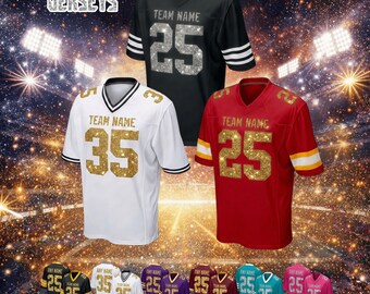 Puede incluir: Tres camisetas de fútbol en negro, blanco y rojo, cada una con números brillantes y el texto "TEAM NAME". La camiseta negra tiene purpurina plateada, mientras que las blancas y rojas tienen purpurina dorada. Versiones más pequeñas en varios colores se muestran abajo.