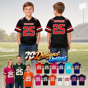 Puede incluir: Una camiseta de fútbol americano negra con rayas rojas y blancas en las mangas y el número 25 en rojo con bordes blancos en el frente y la espalda. La camiseta incluye áreas de texto personalizables TEAMNAME y ANYNAME en letras rojas.