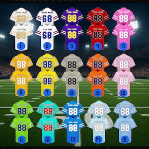 Puede incluir: Una selecci&oacute;n de quince camisetas de f&uacute;tbol americano personalizables en varios colores, incluyendo blanco, dorado, morado, rojo, rosa, amarillo, gris, naranja, verde y azul. Cada camiseta tiene un n&uacute;mero y espacio para un nombre, con el texto "CHOOSE YOUR DESIGN HERE" y "CONTACT US DESIGN YOUR STYLES".