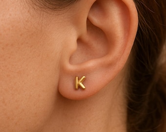 Blase Initial Ohrstecker, kundenspezifische Initial Ohrring, erste personalisierte Ohrring, erste Hochzeit Ohrring, zierliche Brief Ohrring Geschenk