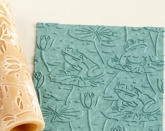 Textuurroller kikkers en lelies: polymeerklei, aardewerkreliëf - 3"