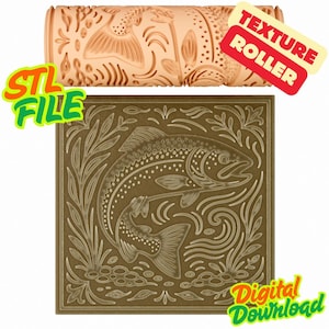 Puede incluir: Un rodillo de textura marrón claro y una baldosa cuadrada con un diseño de pez. El rodillo es cilíndrico con un patrón de pez repetido. La baldosa presenta una ilustración detallada de un pez con follaje circundante. Las palabras "Texture Roller", "STL File" y "Digital Download" también son visibles.