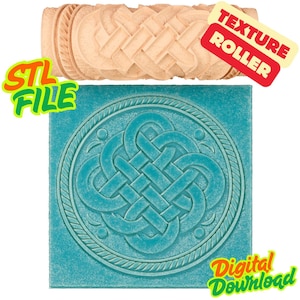Puede incluir: Un rodillo de textura de madera con un diseño de nudo celta, junto a una baldosa cuadrada turquesa con el mismo patrón en relieve. La imagen incluye el texto "STL FILE" y "TEXTURE ROLLER".