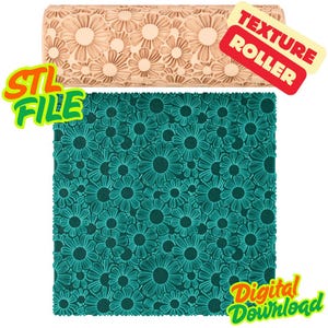 Może przedstawiać: Beżowy wałek do tekstury z wzorem stokrotek jest wyświetlany nad turkusowym wzorem kwiatowym. Słowa "STL FILE", "TEXTURE ROLLER" i "Digital Download" znajdują się na obrazku. Wzór kwiatowy to plik do pobrania cyfrowego.