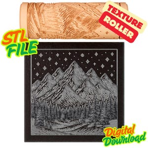 Puede incluir: Un rodillo de textura beige con un patrón tallado, encima de una escena de montaña en blanco y negro. La escena de la montaña presenta un bosque, montañas y estrellas. El texto de la imagen dice "STL FILE", "TEXTURE ROLLER" y "DIGITAL DOWNLOAD".