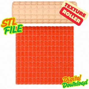 Op de afbeelding: Een beige textuurroller met een daktegelpatroon, naast een rood tegelpatroon. De afbeelding bevat de tekst "TEXTURE ROLLER", "STL FILE" en "Digital Download".