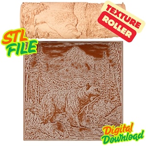 Op de afbeelding: Een bruine textuurroller en een bruin vierkant paneel met een berenillustratie, bomen en een berg. Het paneel heeft de woorden "STL FILE" en "Digital Download". De roller heeft de woorden "TEXTURE ROLLER".