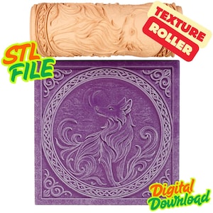 Puede incluir: Un rodillo de textura de madera y un cuadrado morado con un diseño de lobo. El rodillo tiene una cara de lobo tallada. El cuadrado muestra un lobo aullando a la luna, rodeado por un borde circular. Las palabras "STL FILE", "TEXTURE ROLLER" y "Digital Download" son visibles.