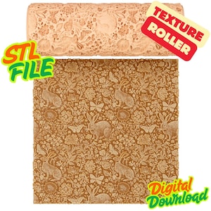 Può includere: Un rullo testurizzante beige con un motivo floreale e di conigli, insieme a un campione del motivo testurizzato. Il campione mostra un motivo ripetuto di conigli, farfalle e fiori. Il testo sull'immagine recita "STL FILE", "TEXTURE ROLLER" e "Digital Download".