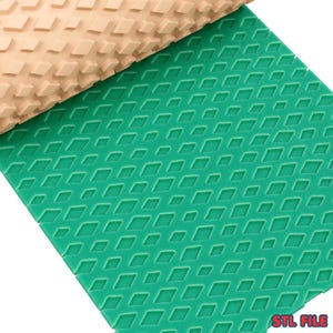 Puede incluir: Una alfombra verde con un patrón de diamantes, junto con un rodillo beige texturizado. El rodillo presenta un patrón repetitivo de pequeños cuadrados en relieve. La alfombra está hecha de un material flexible, probablemente para manualidades o repostería. El texto "STL FILE" es visible abajo a la derecha.