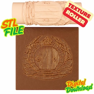 Puede incluir: Un cuadrado marrón con un relieve detallado de una puerta redonda de madera, rodeada de piedra y vides. Arriba, un rodillo de textura beige con un diseño de puerta a juego. El texto dice "STL FILE" y "Digital Download". Una pancarta roja y amarilla dice "TEXTURE ROLLER".