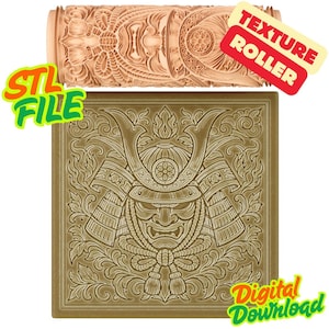Puede incluir: Un rodillo de textura y una baldosa cuadrada de color marrón claro. El rodillo presenta intrincados diseños florales y geométricos. La baldosa muestra un detallado relieve de un casco de samurái y las palabras "STL FILE" y "Texture Roller".