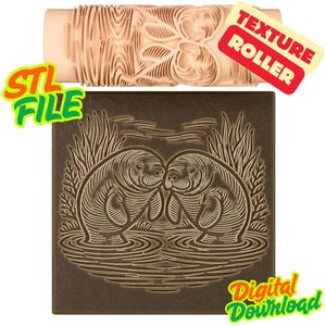 Peut inclure: Un rouleau texturé beige avec des motifs de grain de bois et floraux, et un carré marron avec une image gravée de deux lamantins dans l'eau. L'image comprend le texte "Texture Roller", "STL File" et "Digital Download".