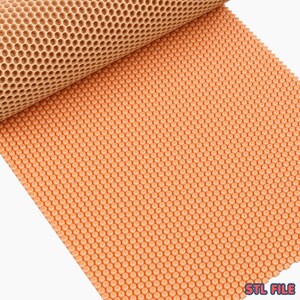 Op de afbeelding: Een opgerolde, perzik-kleurige mat met een honingraatpatroon. De mat is gemaakt van kleine, afgeronde bobbels. De rand van de rol onthult een lichtere tint van dezelfde kleur. De woorden "STL FILE" zijn rechtsonder zichtbaar.