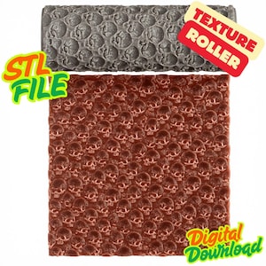 Op de afbeelding: Een grijze textuurroller met een schedelpatroon, samen met een voorbeeld van het getextureerde oppervlak in roodbruin. De afbeelding bevat de tekst "STL FILE" en "TEXTURE ROLLER". De woorden "Digital Download" zijn ook zichtbaar.