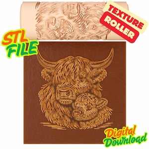 Op de afbeelding: Een bruine leertstructuur met een Highland-koe-ontwerp, samen met een textuurroller. De afbeelding bevat ook de tekst "STL FILE" en "Digital Download". De roller is beige en heeft een vergelijkbaar koeienpatroon.