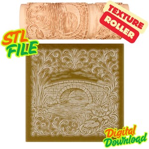 Może przedstawiać: Beżowy wałek do tekstury i kwadratowa płytka z mostem i kwiatowym wzorem. Wałek ma powtarzalny wzór. Płytka przedstawia most nad wodą z roślinami i kwiatami. Tekst na obrazku mówi "STL FILE" i "TEXTURE ROLLER".