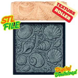 Könnte beinhalten: Eine beige Texturrolle mit Muschelmotiven und dem Text "TEXTURE ROLLER". Darunter befindet sich ein dunkelgraues Quadrat mit Muschel- und Seesternmustern. Das Bild enthält auch den Text "STL FILE" und "Digital Download".