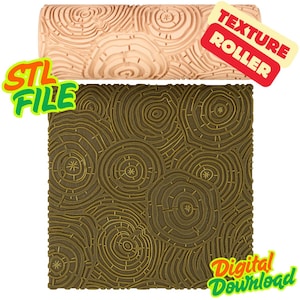 Op de afbeelding: Een lichtbruine textuurroller en een bruin oppervlak met een boomringontwerp. De roller is gelabeld "TEXTURE ROLLER" en het oppervlak is gelabeld "Digital Download". De woorden "STL FILE" zijn ook zichtbaar.