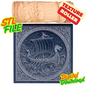 Puede incluir: Un rodillo de textura de madera marrón claro y una baldosa cuadrada azul oscuro con un diseño de barco vikingo. El rodillo es cilíndrico. La baldosa tiene un grabado detallado de un barco vikingo sobre olas. El texto en la imagen dice "STL FILE", "TEXTURE ROLLER" y "DIGITAL DOWNLOAD".