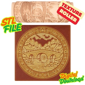 Może przedstawiać: Beżowy wałek do tekstury i kwadratowa płytka z motywem mostu. Wałek ma szczegółowy wzór, a płytka przedstawia most nad wodą z domami. Obraz zawiera tekst "TEXTURE ROLLER", "STL FILE" i "Digital Download".