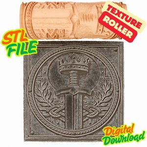 Puede incluir: Un rodillo de textura marrón claro y una baldosa cuadrada gris con un diseño de espada y corona. La baldosa está rodeada por un borde circular con hojas de laurel. El texto en la imagen dice "STL FILE", "TEXTURE ROLLER" y "Digital Download".