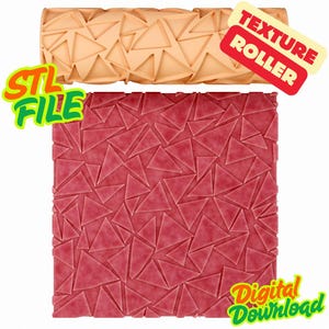 Puede incluir: Un rodillo de textura beige con un patrón triangular se muestra sobre una superficie roja con patrón triangular. La imagen incluye el texto "STL FILE", "TEXTURE ROLLER" y "DIGITAL DOWNLOAD".