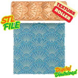 Puede incluir: Un rodillo de textura beige con un diseño floral se muestra sobre una superficie azul estampada. La superficie tiene un patrón floral a juego. La imagen incluye el texto "STL FILE", "Texture Roller" y "Digital Download".