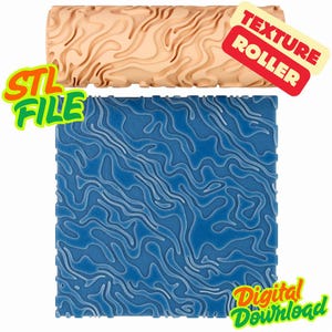 Op de afbeelding: Een beige textuurroller en een blauwe vierkant met een verhoogd, vloeiend patroon. De woorden "STL FILE" en "TEXTURE ROLLER" zijn zichtbaar. De woorden "Digital Download" zijn ook zichtbaar.