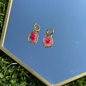 Geperste echte bloem in heldere harsoorbellen roestvrijstalen ringen