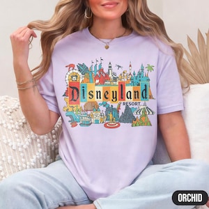 K&ouml;nnte beinhalten: Eine wei&szlig;e Keramik-Tasse mit schwarzem Henkel und dem Text "But First, Coffee" in fetter, schwarzer Schrift. Die Tasse steht vor einem verschwommenen Hintergrund, der eine gem&uuml;tliche Umgebung andeutet.