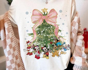 Coquette Bow Disney Micky und Freunde Weihnachtsbaum Shirt, Disney Weihnachtshemd, Disney Familie Passendes T-Shirt, Disney Frohe Weihnachten T-Shirt