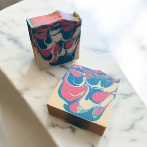 Blaue Himbeer-Slushie-Seife, handwerkliche Seife, Kaltprozessseife