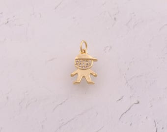 Colgante de niño en oro laminado de 18 quilates con delicados dijes de circonitas cúbicas para la creación de bisutería.