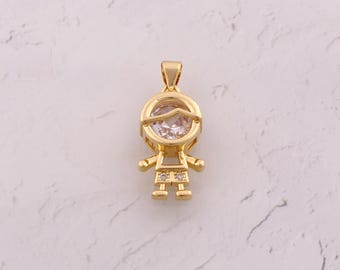 Colgante de niño en oro laminado de 18 quilates con delicados dijes de circonitas cúbicas para la creación de bisutería.