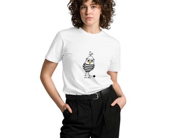 Op de afbeelding: Wit T-shirt met een cartoon vogelontwerp. De vogel heeft zwart-witte strepen, een bril en krullende antennes. Naast de vogel ligt een kleine zwarte bal. De tekst "JAS. BIRD" staat eronder.