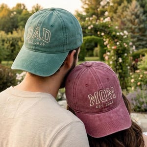 Könnte beinhalten: Eine weiße Keramik-Tasse mit schwarzem Henkel und dem Text "But First, Coffee" in handschriftlichem Stil. Die Tasse steht auf einer weißen Oberfläche. Die Tasse ist 10 cm hoch.