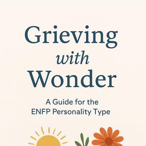 Op de afbeelding: Een boekomslag met de titel "Grieving with Wonder: A Guide for the ENFP Personality Type". De omslag toont een gele zon, een witte bloem en een oranje bloem met groene bladeren.