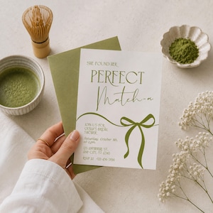 Könnte beinhalten: Eine weiße, rechteckige Einladungskarte für eine Brautparty mit olivgrünem Text und einer grünen Schleifengrafik. Der Text lautet: She found her perfect match, join us for Olivia's bridal shower, Saturday, October 3rd, at 2 pm, 123 anywhere st, any city, st 12345, RSVP at 1-123-456-7890.