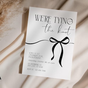 Puede incluir: Una tarjeta de invitaci&oacute;n de compromiso rectangular blanca con el texto negro WE'RE TYING the knot sobre un gr&aacute;fico de lazo negro. La tarjeta incluye detalles para una celebraci&oacute;n el s&aacute;bado 5 de octubre a las 14:00 en 123 Anywhere St.