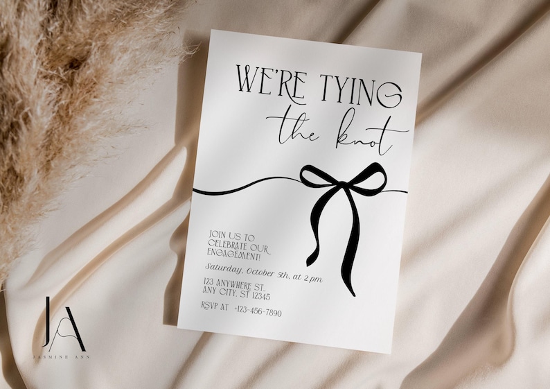 Puede incluir: Una tarjeta de invitaci&oacute;n de compromiso rectangular blanca con el texto negro WE'RE TYING the knot sobre un gr&aacute;fico de lazo negro. La tarjeta incluye detalles para una celebraci&oacute;n el s&aacute;bado 5 de octubre a las 14:00 en 123 Anywhere St.